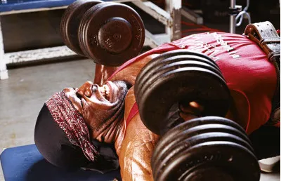 Bench Press: Makineler Mi Yoksa Serbest Ağırlıklar mı?